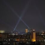 personel-militer-ukraina-menggunakan-lampu-sorot-untuk-mendeteksi-keberadaan-rudal-rusia-di-udara-saat-malam-hari_169