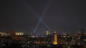 personel-militer-ukraina-menggunakan-lampu-sorot-untuk-mendeteksi-keberadaan-rudal-rusia-di-udara-saat-malam-hari_169