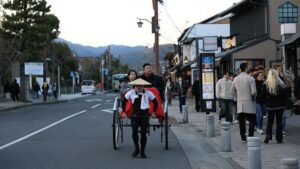 potret-suasana-jepang-yang-populasi-penduduknya-menyusut-1744687309343_169