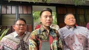 tim-hukum-presiden-ke-7-joko-widodo-saat-ditemui-di-kediaman-pribadi-jokowi-solo-rabu-942025-1744197996920_169